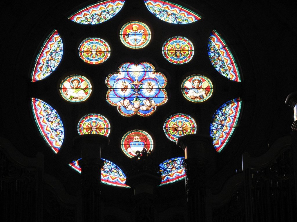 La grande rosace et les vitraux